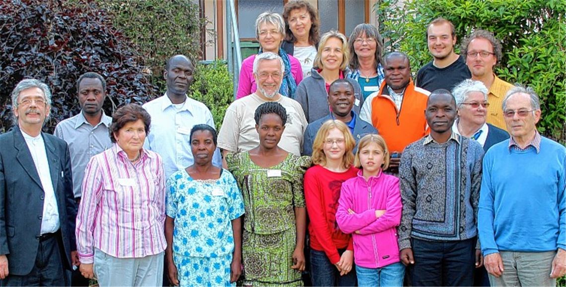 Durch gemeinsame Erlebnisse wollen evangelische Christen des Kirchenbezirks Mühlacker den Glauben über Völker- und Rassengrenzen hinaus stärken. Dekan Ulf van Luijk (li.) begrüßt die Besucher aus Tansania, die für rund vier Wochen in der Region zu Gast sind. 