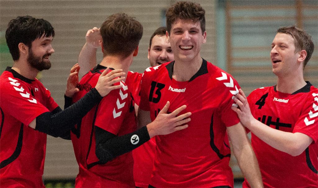 Durch seinen verwandelten Freiwurf öffnet Wiernsheims Fabian Buntak (2. v. re.) den Weg in die Verlängerung – sehr zur Freude seiner Mitspieler.