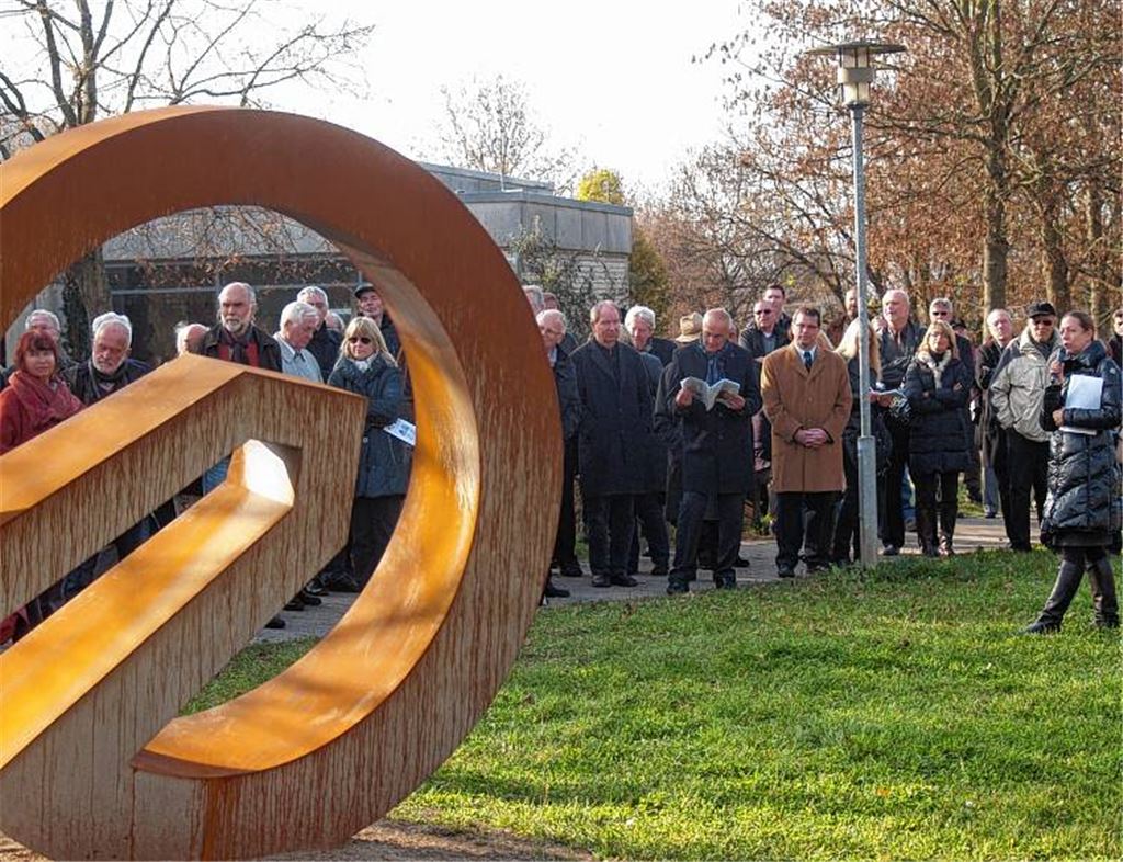 Durchblick gewährt das „Haus im Rad“, und Kunsthistorikerin Regina Fischer (re.) erläutert einem begeisterten, aber auch skeptisch dreinblickenden Publikum die Intentionen der Künstler.