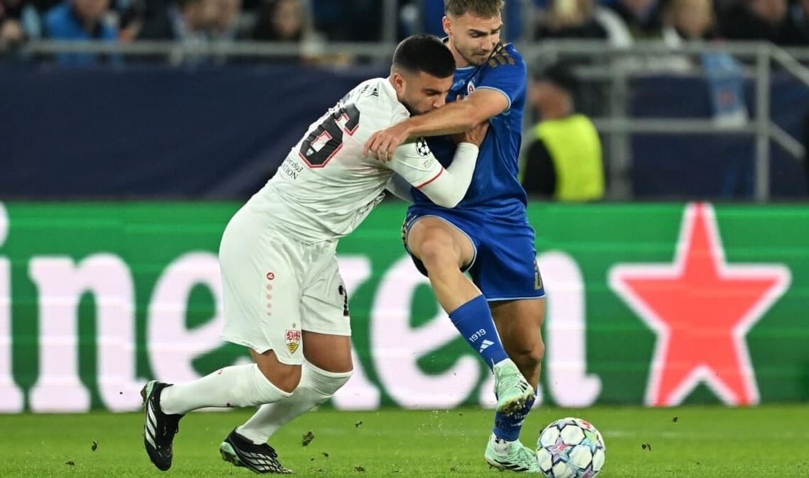 Durchgesetzt: der VfB-Stürmer Deniz Undav (links) muss mächtig kämpfen, um sich gegen Peter Pokorny von Slovan Bratislava zu behaupten.