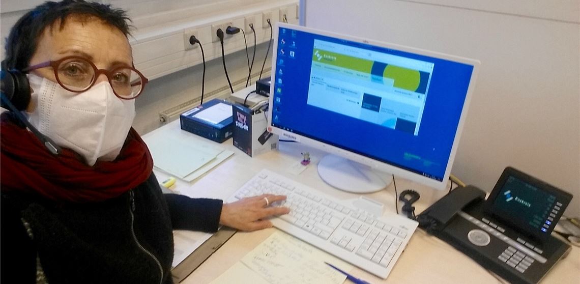 Durchhaltevermögen ist gefragt: Susanne Roth, im „normalen Leben“ freie Journalistin und Berichterstatterin für das Mühlacker Tagblatt und andere Zeitungen, ist seit dem Frühjahr 2020 für die Hotline im Einsatz. Die Flut an Anfragen, berichtet sie, sei auch im zweiten Lockdown enorm.privat