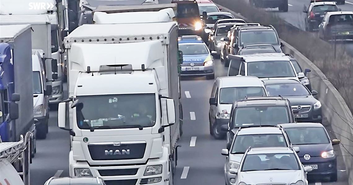 Durchkämpfen zum Einsatzort: Szene aus einem der fünf Videoclips, mit denen das Polizeipräsidium Pforzheim die Bedeutung der Rettungsgasse zeigt.