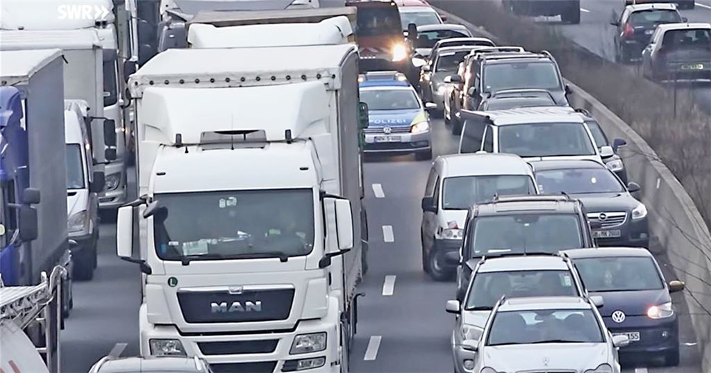Durchkämpfen zum Einsatzort: Szene aus einem der fünf Videoclips, mit denen das Polizeipräsidium Pforzheim die Bedeutung der Rettungsgasse zeigt.