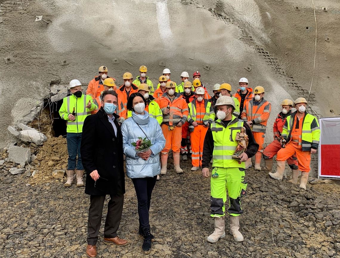 Durchstich für Arlinger Tunnel Durchstich am Arlinger Tunnel: Oberbürgermeister Peter Boch und Tunnelpatin Monika Boch sowie Mineure der Arbeitsgemeinschaft Arlinger Tunnel. Foto: privat