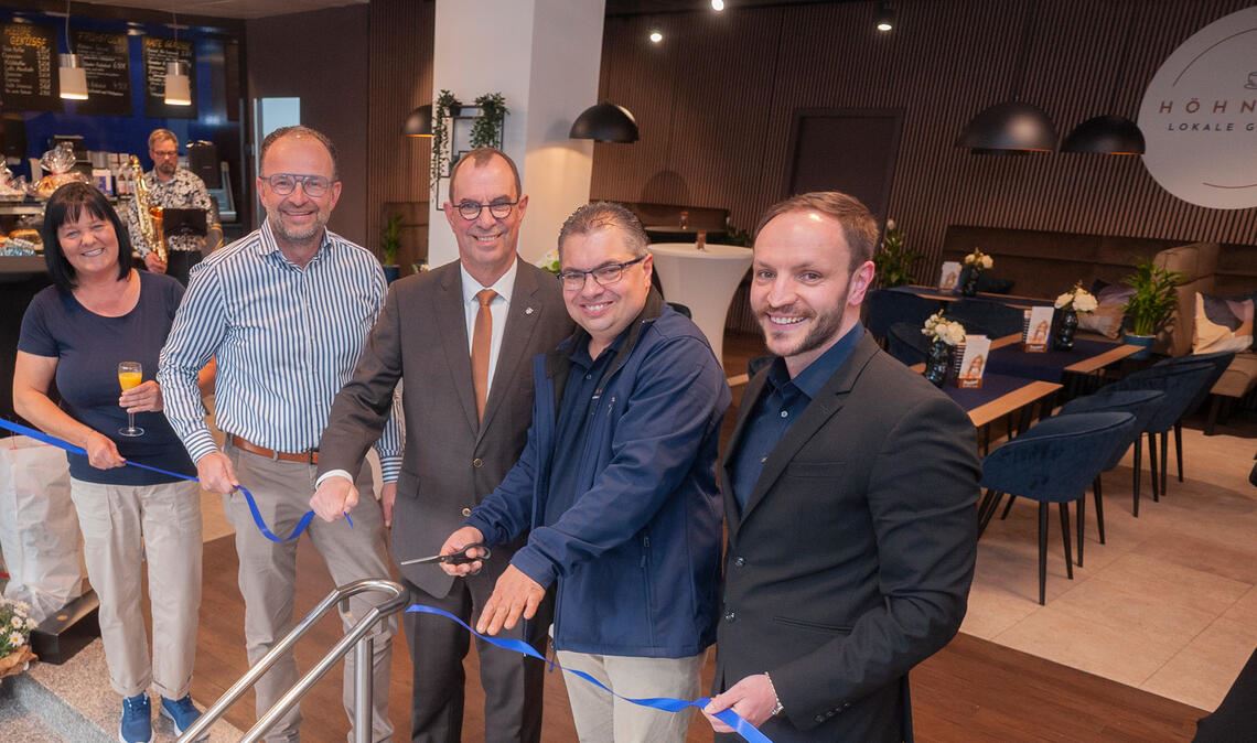 Durchtrennen gemeinsam das Band: Doreen Höhner, GHV-Vorsitzender Jochen Sauer, Oberbürgermeister Frank Schneider, Café-Inhaber Oliver Höhner und Mühlacker-aktiv-Vorsitzender Stefan Aßmus. Fotos: Fotomoment