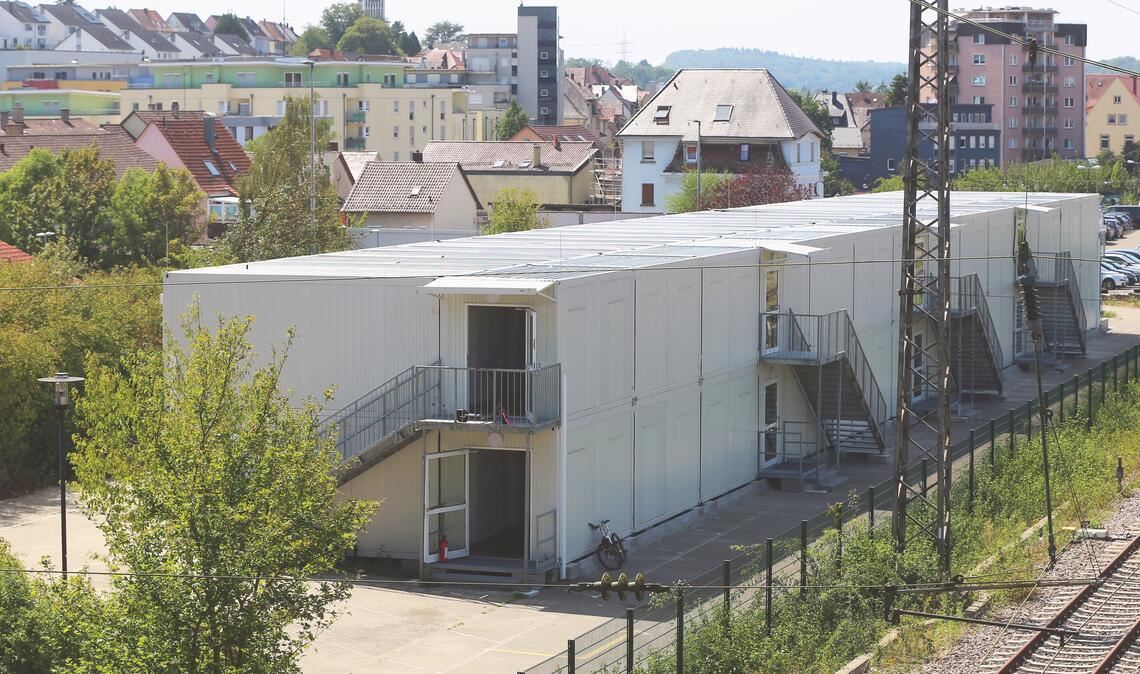 Durchzug ist derzeit in den Wohncontainern am „Lienzinger Tor“ wichtig. Foto: Schüller