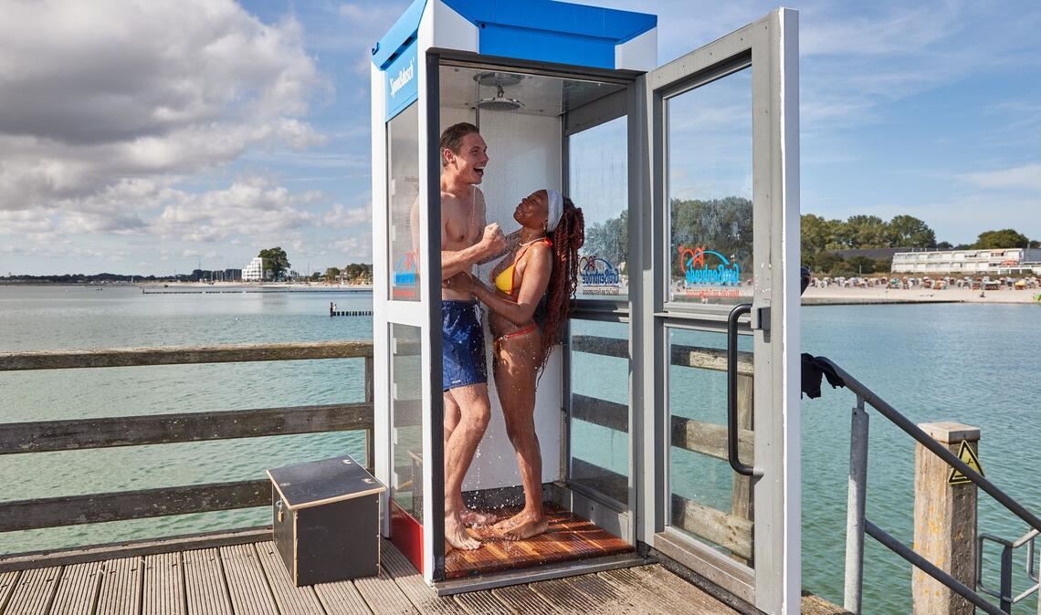 Duschen in einer ausgemusterten Telefonzelle - in Großenbrode in Schleswig-Holstein ist das möglich. (Archivbild)