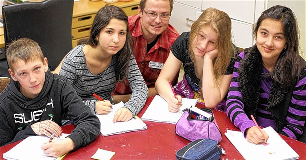 Dustin, Christina, Winni und Sonija (v. li.) schätzen die besondere Lernatmosphäre. Mitte: Lehrer Martin Hesselschwerdt.. Foto: Recken