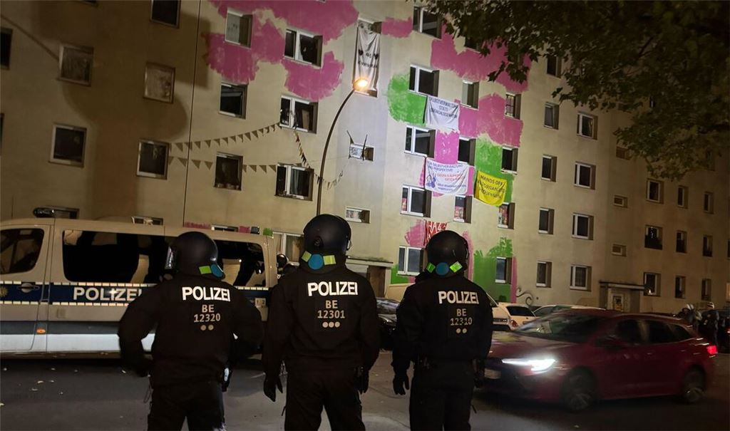 Dutzende Menschen wehren sich in Berlin-Mitte gegen die Räumung von teilweise besetzten Häusern.