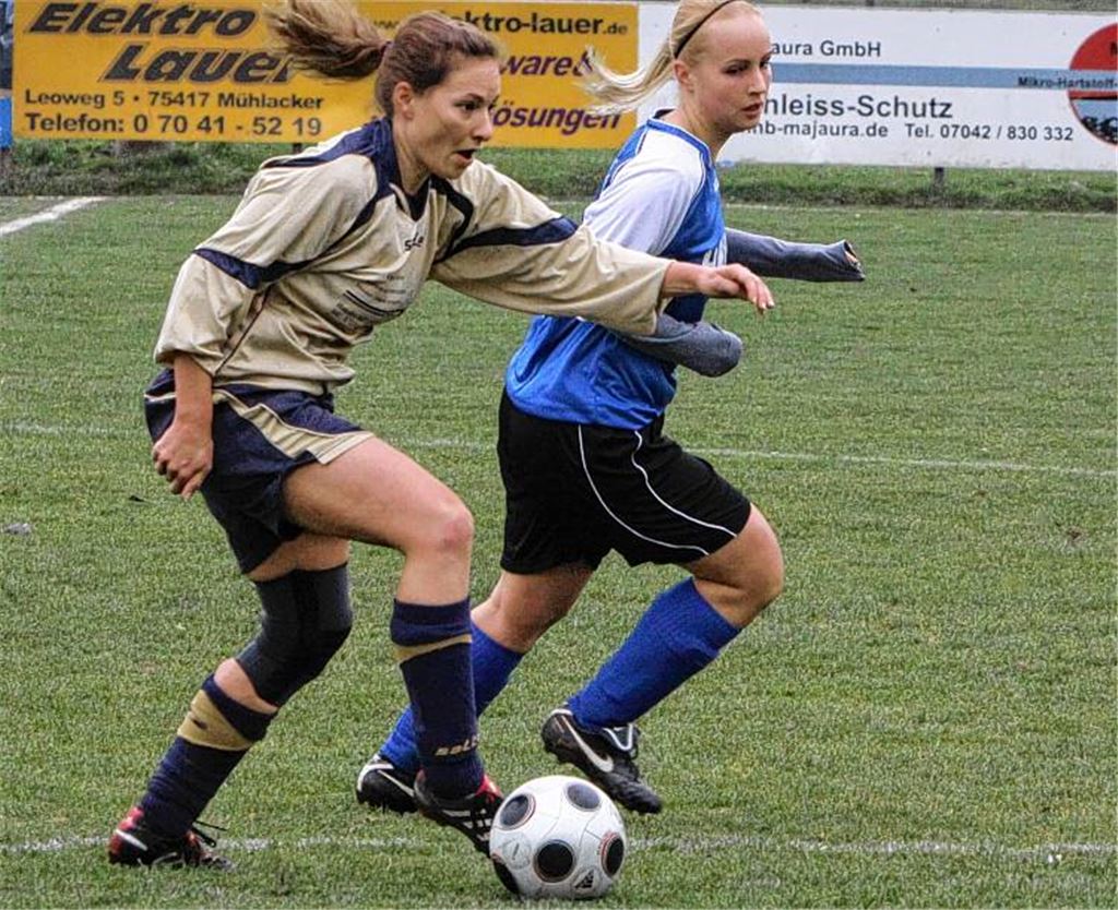 Dynamisch, zweikampfstark und scheinbar allgegenwärtig: Julia Zimmermann (li.) ist schon in der ersten Halbzeit die herausragende Spielerin der Sportfreunde-Elf.  Foto: Eigner