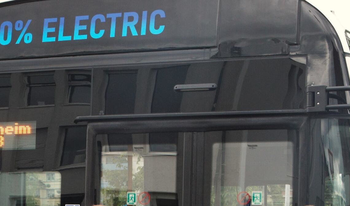E-Antriebe bei Bussen sind keine Vision: Schon jetzt verkehrt auf der Linie 712 zwischen Birkenfeld und Pforzheim ein Stromer des Busunternehmers Engel aus Mühlacker. Er hat 500000 Euro gekostet und stammt vom größten chinesischen Autobauer BYD. Archivfoto: Keller