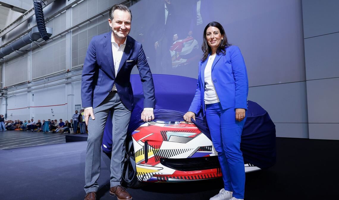 E-Auto im Polo-Format: Markenchef Thomas Schäfer und Betriebsratsvorsitzende Daniela Cavallo geben einen ersten Ausblick auf das Modell. (Handout-Foto)