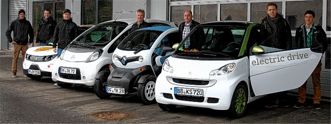 E-Mobilität auf dem Prüfstand: Im Rahmen einer Projektarbeit an der Ferdinand-von-Steinbeis-Schule testen fünf Schüler unterschiedliche Elektrofahrzeuge. Unterstützung bekommen sie unter anderem von Thomas Knapp (4.v.re.) und Walter Franz (3.v.re.) von der Knapp GmbH in Mühlacker. Foto: p