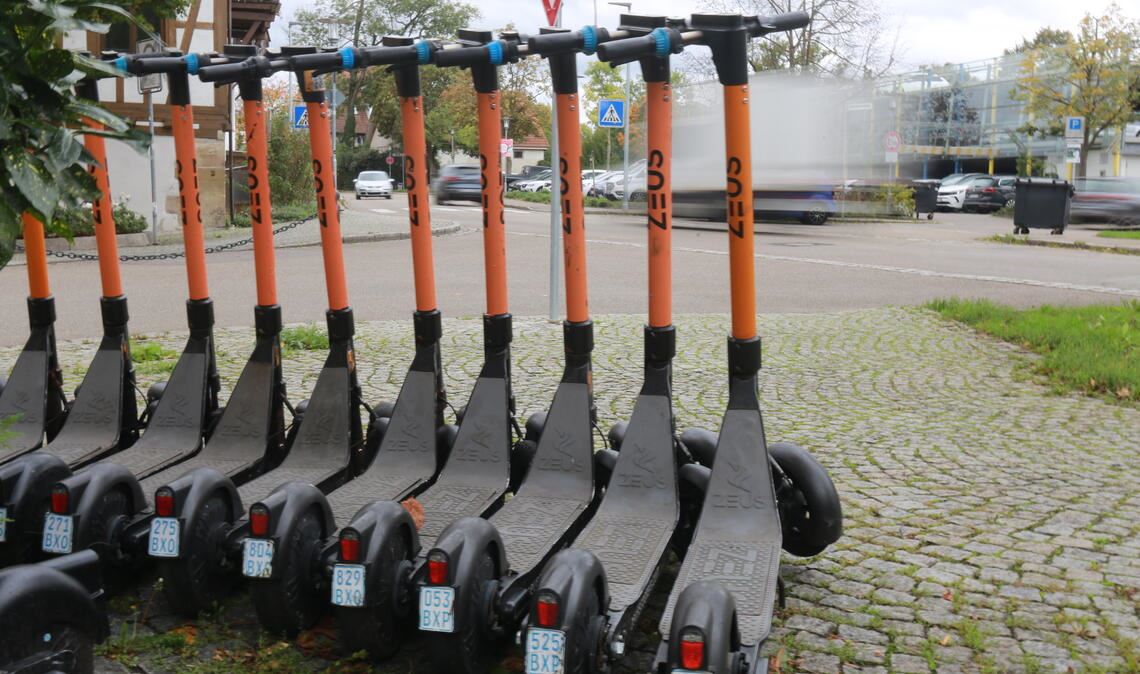 E-Scooter zum Ausleihen warten in Vaihingen auf ihren Einsatz: Die Fahrzeuge können per App gebucht werden, die Freischaltung ist allerdings erst ab 18 Jahren erlaubt. In einer dreimonatigen Pilotphase soll beobachtet werden, wie groß das Interesse am Angebot und die Auslastung ist. Foto: Disselhoff