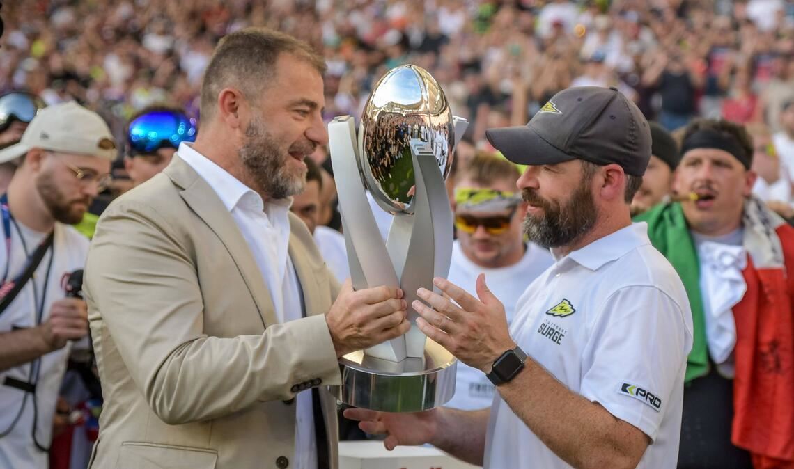 ELF-Boss Zeljko Karaijca überreicht Jordan Neuman den Pokal.