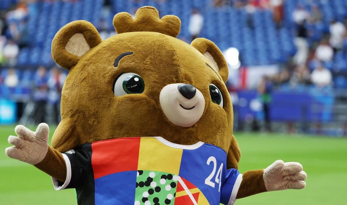 EM-Maskottchen Albärt: Youtuber Marvin Wildhage hat sich am Freitag mit dem Kostüm ins Stadion geschlichen.