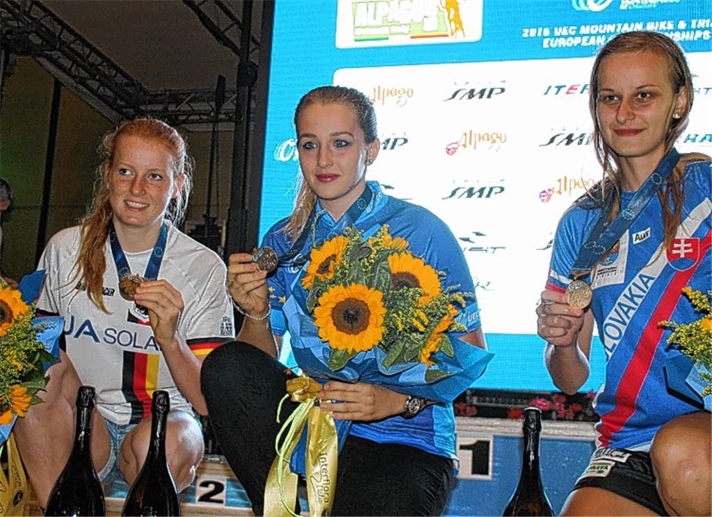 EM-Silber für Nina Reichenbach vom RMSC Ölbronn (li.). Die Slowakinnen Tatiana Janickova und Kristina Sykorova (re.) freuen sich über Gold und Bronze.
