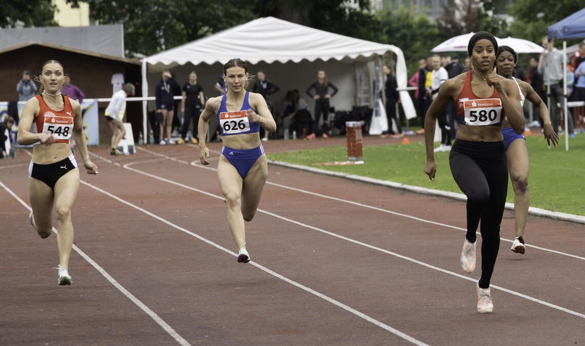 EM-Starterin Mikaelle Assani (vorne re.) beim 100-Meter Lauf in Niefern. Foto: Klaus-Dieter Kern