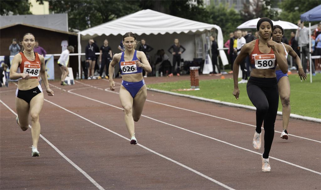 EM-Starterin Mikaelle Assani (vorne re.) beim 100-Meter Lauf in Niefern. Foto: Klaus-Dieter Kern