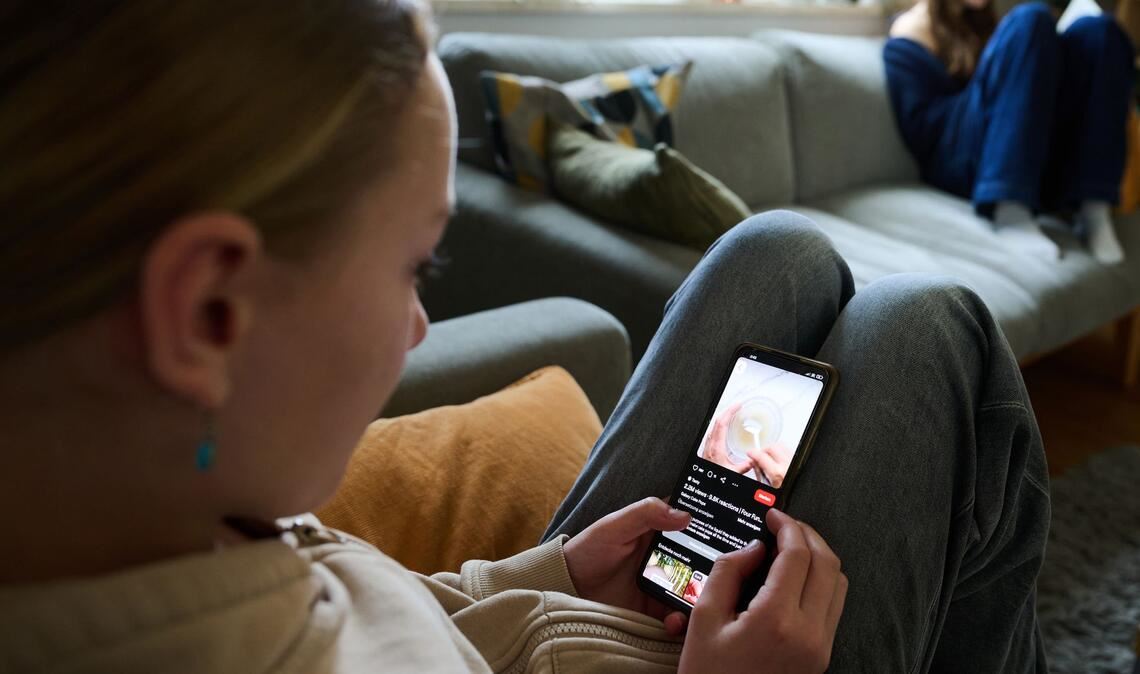 EU-Kommissionspräsidentin Ursula von der Leyen hatte der Debatte mit ihrer Forderung nach einer Altersgrenze in den sozialen Medien zuletzt neuen Auftrieb gegeben. (Symbolbild)