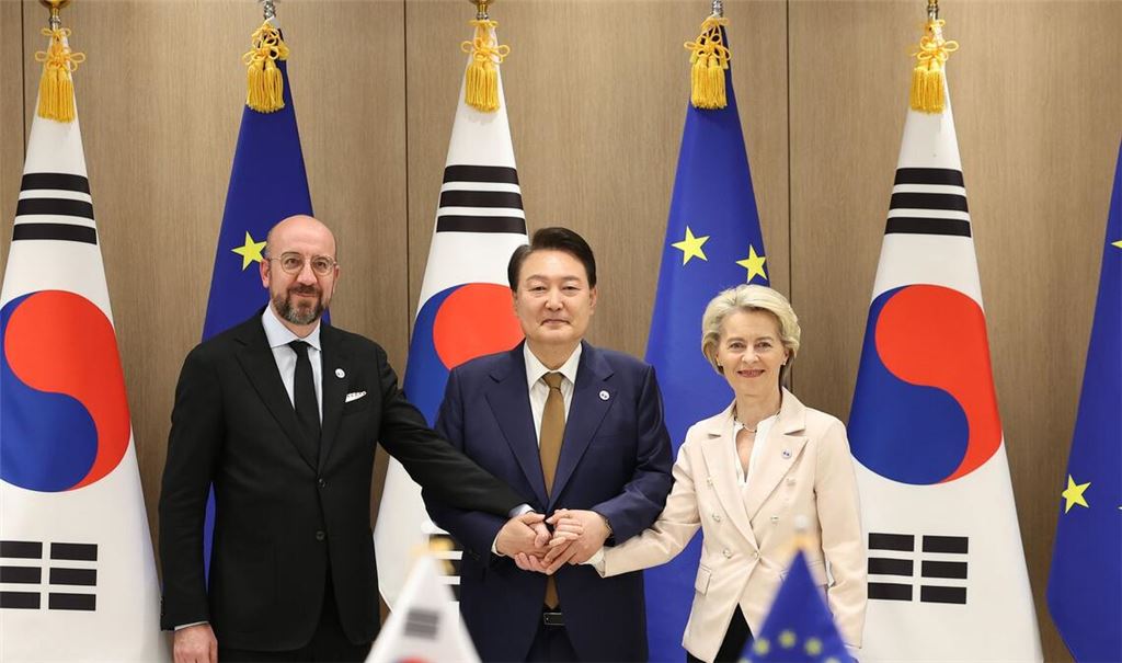 EU-Ratspräsident Charles Michel (l-r), Südkoreas Präsident Yoon Suk Yeol und EU-Kommissionspräsidentin Ursula von der Leyen zeigen Einigkeit.