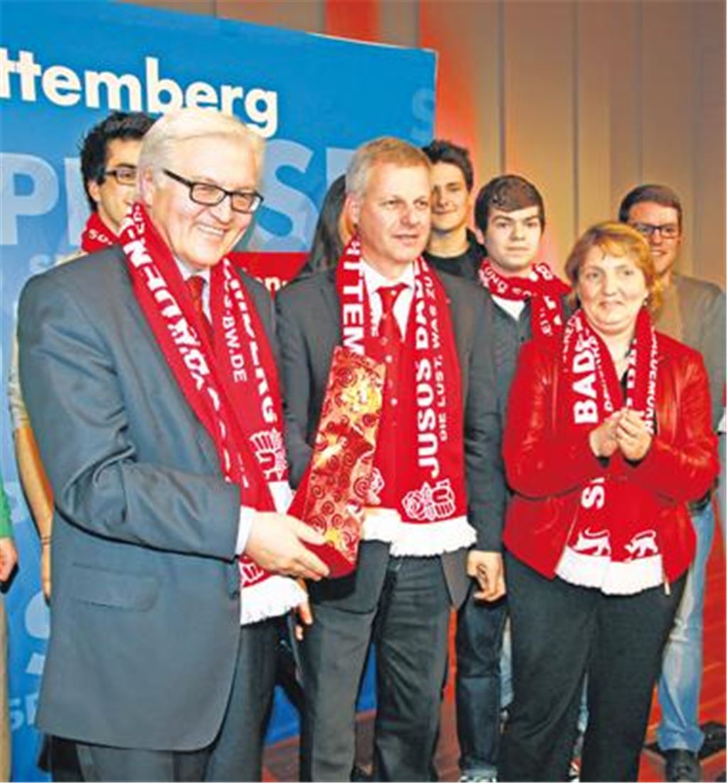 Eben noch im Wahlkampf, jetzt Teil der Koalitionsgespräche: Die SPD-Bundestagsabgeordnete Katja Mast und der langjährige Landtagsabgeordnete Thomas Knapp (Mitte, mit Bundestagsfraktionschef Frank-Walter Steinmeier) bringen in Stuttgart ihre Positionen in den Bereichen Bildung, Wirtschaft und Energie ein. Archivfoto: Sadler