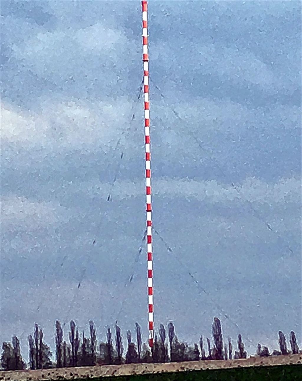 Ebenfalls bedroht: der nicht mehr aktive Sendermast im sächsischen Wilsdruff. Foto: Lill