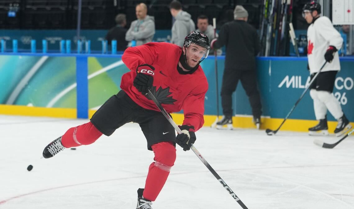 Ebenfalls ein Topstar, der bei Olympia aufläuft: Kanadas Connor McDavid trainierte am Sonntag erstmals in Mailand.