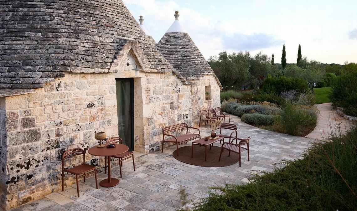 Ebenfalls horizontale Linien und dazu noch dunklerem Rot –  „Wüstenrot“, ein ins Braun tendierendes Dunkelrot, die minimalistisch daherkommende Serie „Bliss“ von Foersom & Hiort-Lorenzen MDD  besteht aus Stühlen, Tisch und Loungesofa – hier aus pulverbeschichtetem Aluminium, auch natürliches Rattan ist im Programm.