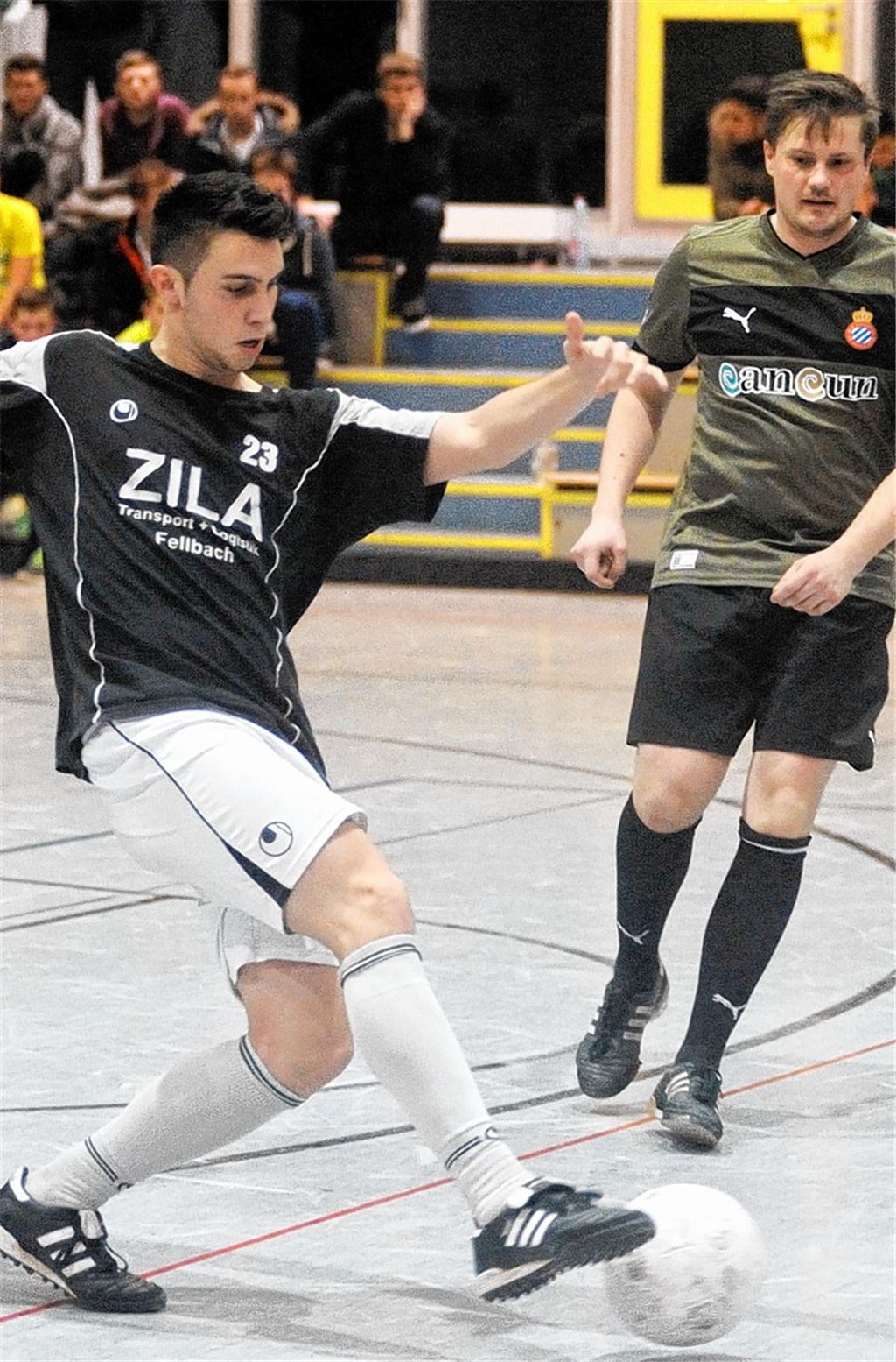 „Eberdescha“ (weiße Hosen) schießt im Endspiel vergeblich auf das Tor der „Sbornaja“, die durch ein 2:0 den Turniersieg feiert. Foto: Fotomoment