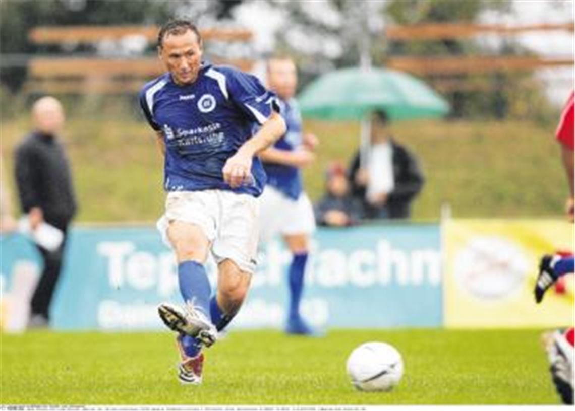 Eberhard Carl, hier für die Traditionself des K arlsruher SC am Ball, nimmt demnächst bei Phönix Lomersheim auf der Trainerbank Platz.
Foto: GES-Augenklick