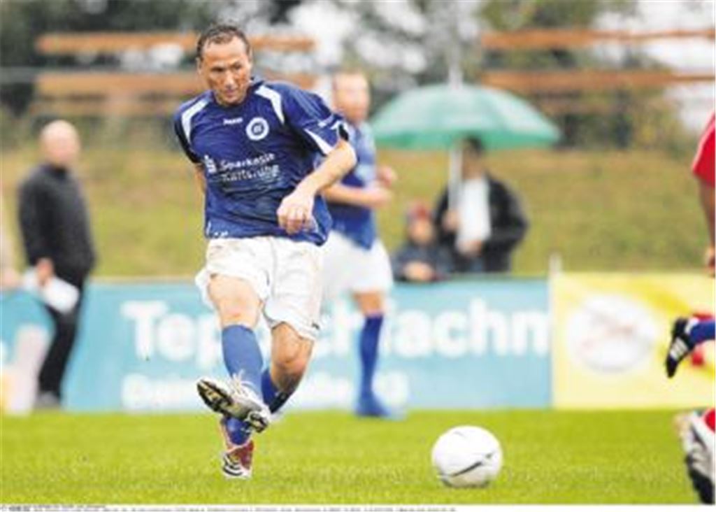 Eberhard Carl, hier für die Traditionself des K arlsruher SC am Ball, nimmt demnächst bei Phönix Lomersheim auf der Trainerbank Platz.
Foto: GES-Augenklick