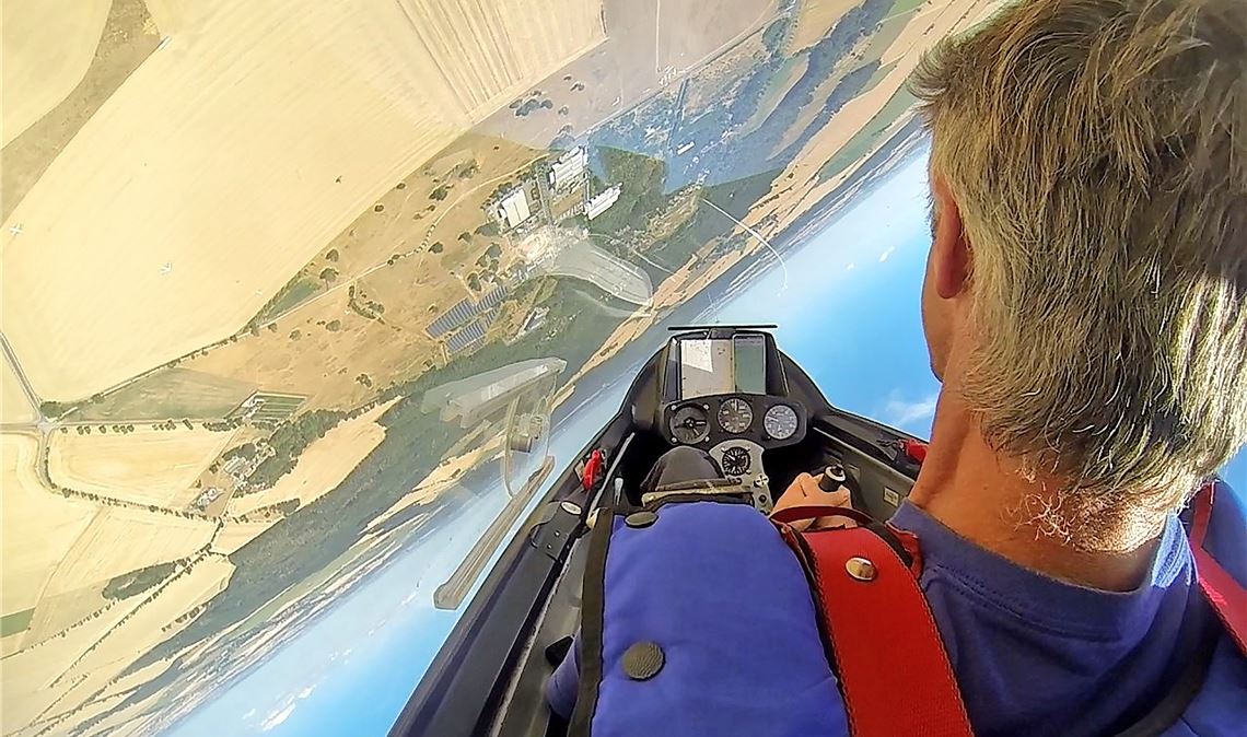 Eberhard Holl im Cockpit des Modells Swift S-1. Fotos: privar