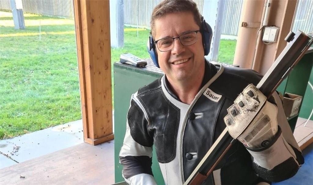 Eberhard Wind mit seinem Perkussionsgewehr. Foto: privat
