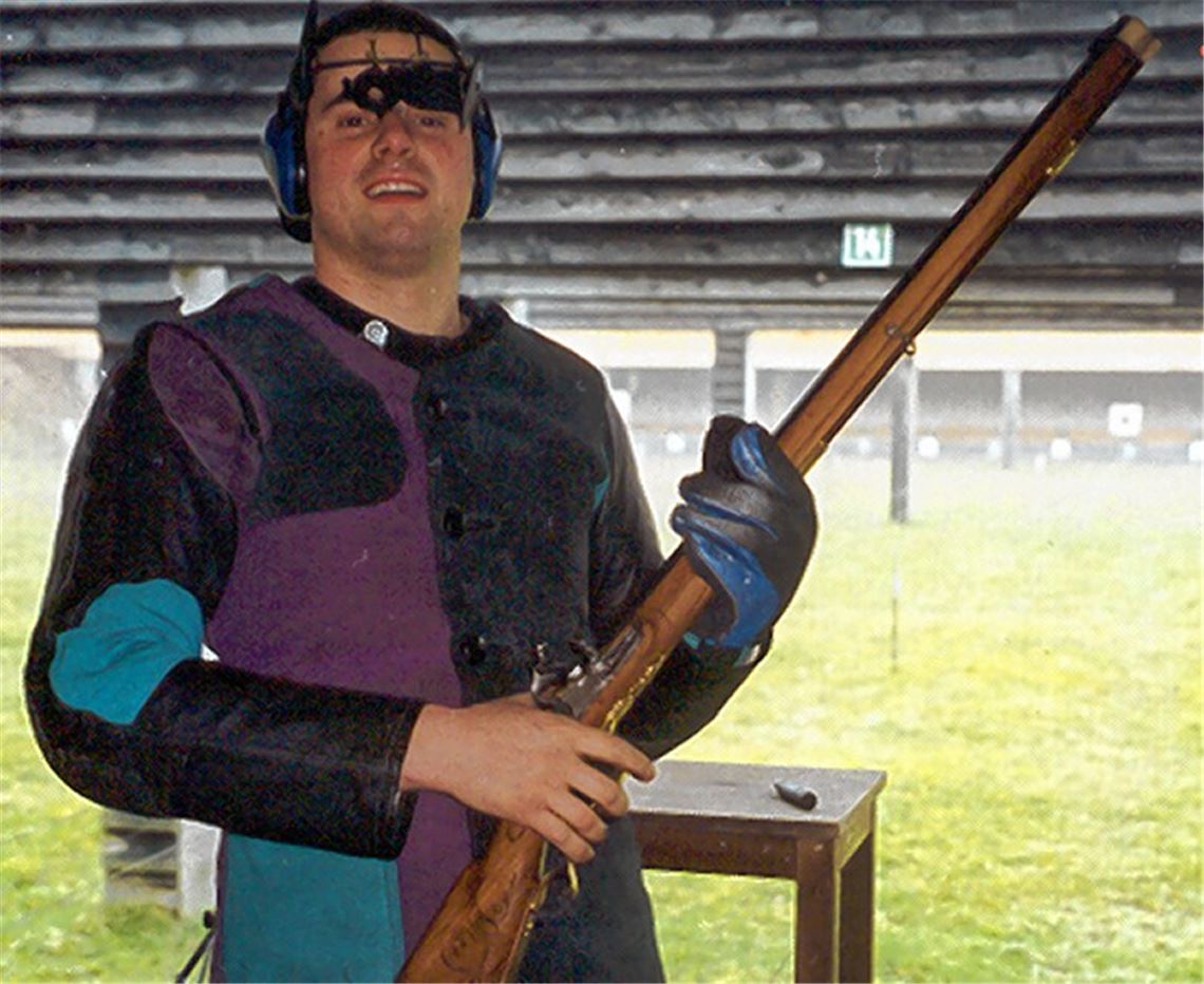 Eberhard Wind mit seinem antiquierten Steinschlossgewehr.