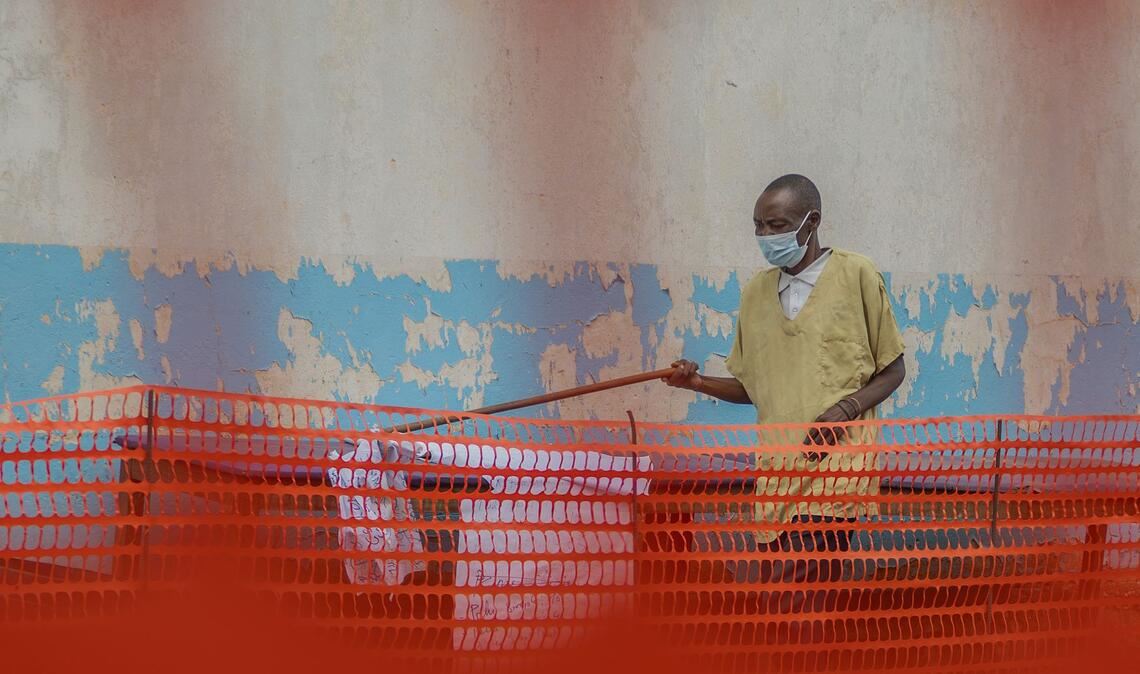 Ebola-Ausbruch im Kongo: Ein Mitarbeiter bereitet ein Behandlungszentrum vor.