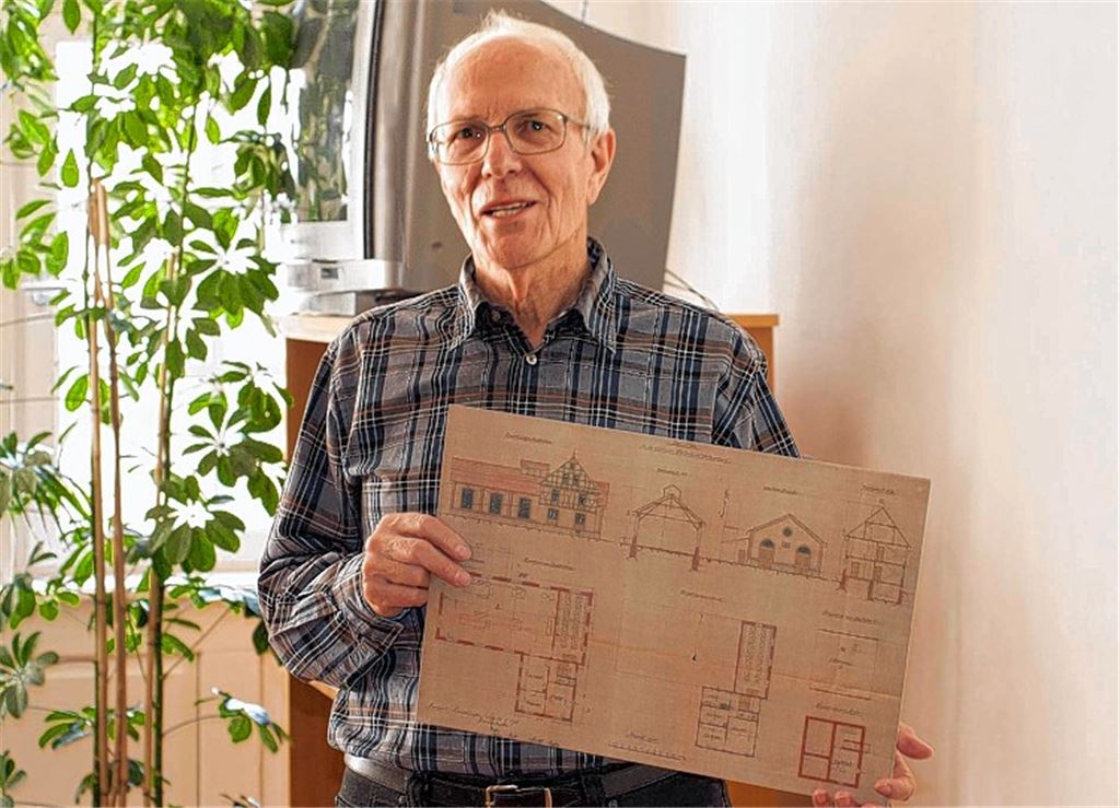 Eckart Schwab mit dem Bauplan des ehemaligen Elektrizitätswerks.