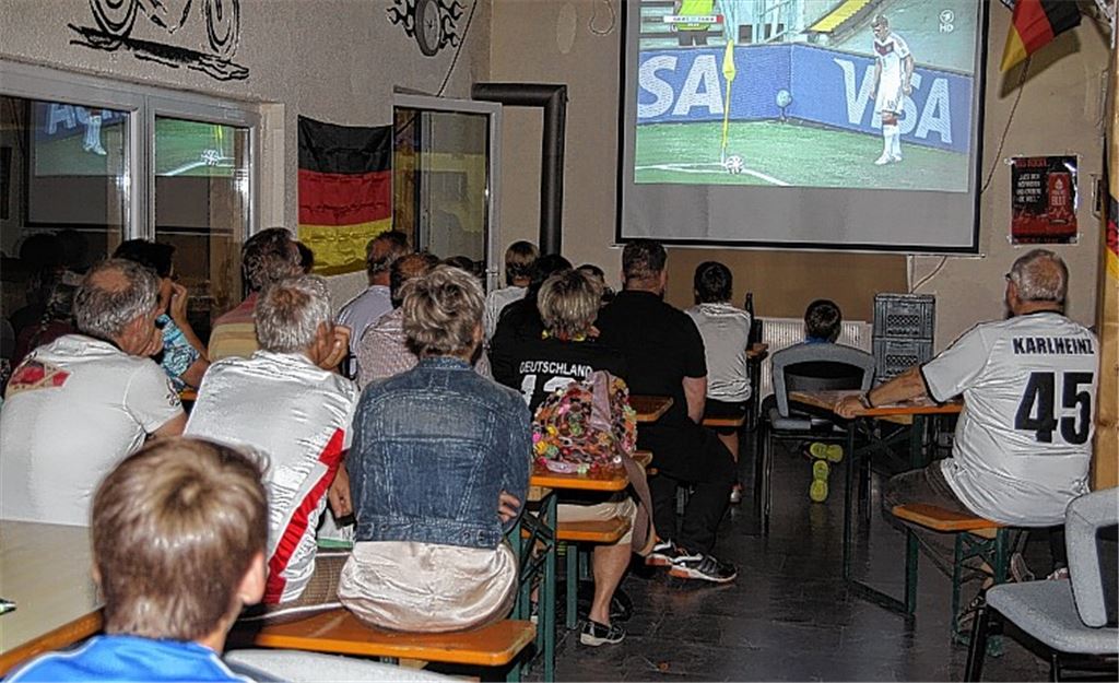 Eckball für Deutschland: Die Zuschauer beim Motorsportclub Illingen drücken die Daumen.