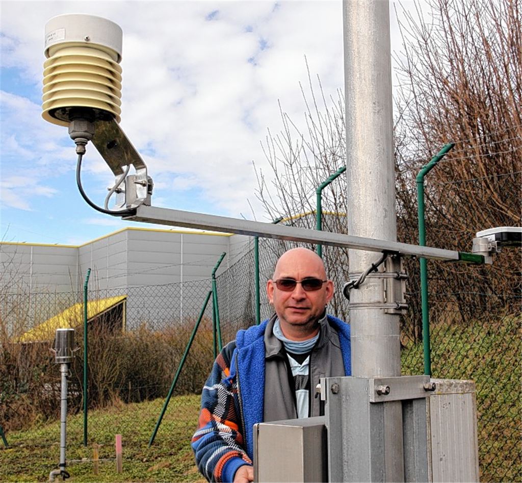 Eckhard Buhl von den Stadtwerken Mühlacker betreut die Wetterstation an der Danziger Straße in Mühlacker, die Meteomedia eingerichtet hat.