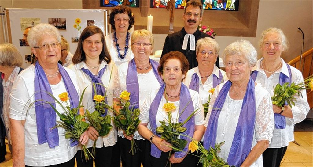 Edda Nagel, Beate Rau, Jutta Wirschich, Elisabeth Sturm, Linde Scheytt, Gerda Weis und Hannah Pflüger (vorne von links) werden für ihr Engagement im Frauenchor Wiernsheim von Pfarrer Matthias Back und Bezirkskantorin Erika Budday (hintere Reihe) geehrt.