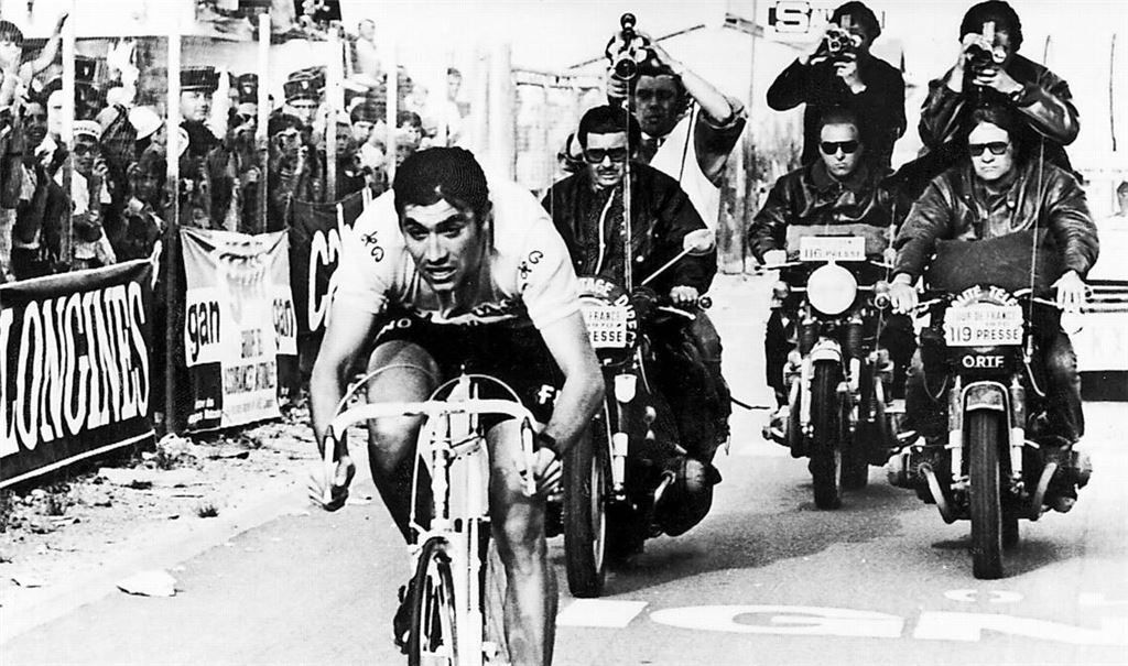 Eddy Merckx fuhr zu seiner aktiven Zeit über 500 Siege ein. Der Belgier gewann fünf Mal die Tour de France. Nun plagen den 80-Jährigen die Folgen eines Sturzes vor knapp zwei Jahren mit dem Rad.