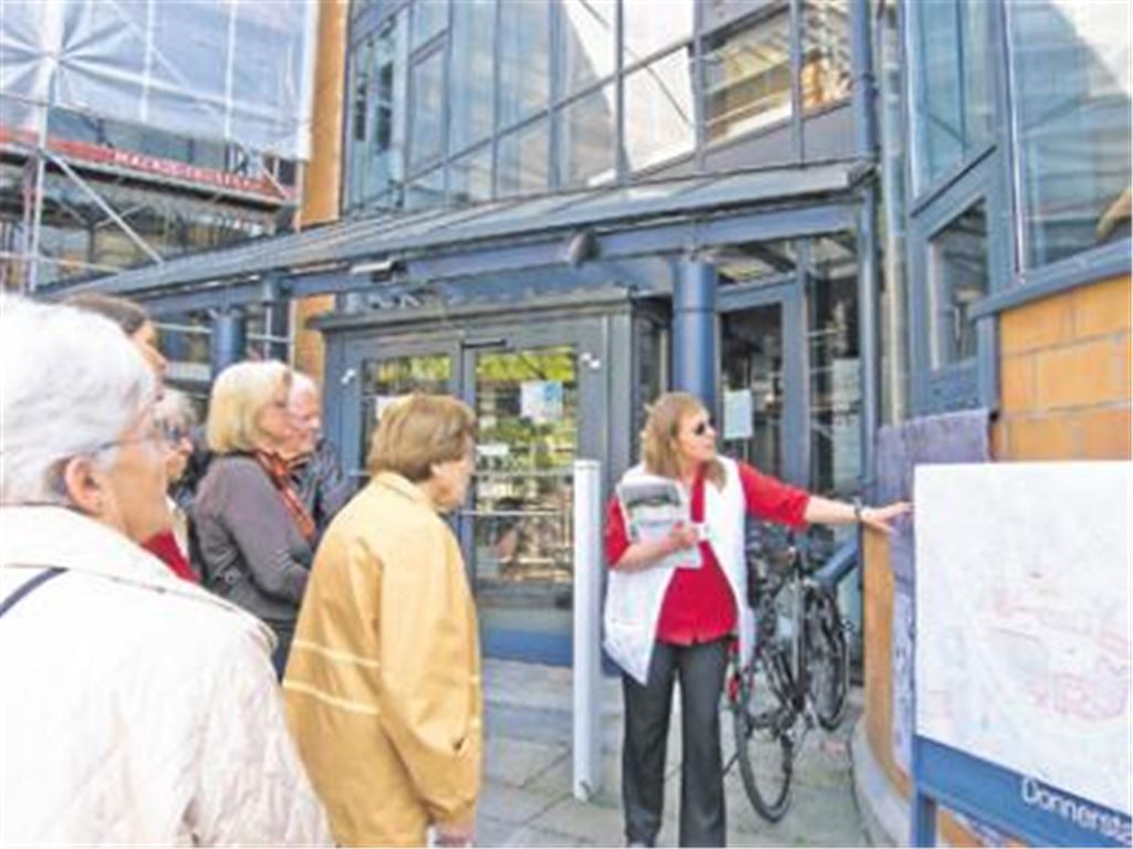 Edelgard Gressert-Seidler (re.) zeigt Pläne der Stadt aus verschiedenen Jahrzehnten. Foto: Becker