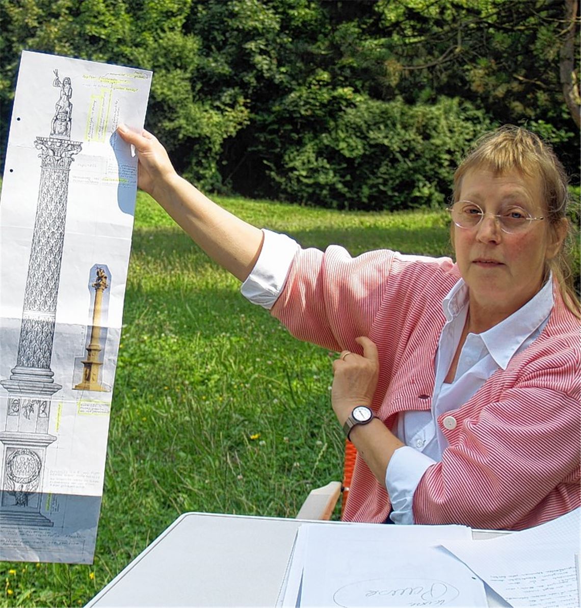 Edelgard Gressert-Seidler zeigt die Abbildung einer Jupitergigantensäule, wie sie einst auch in der Villa Rustica gestanden hat.
