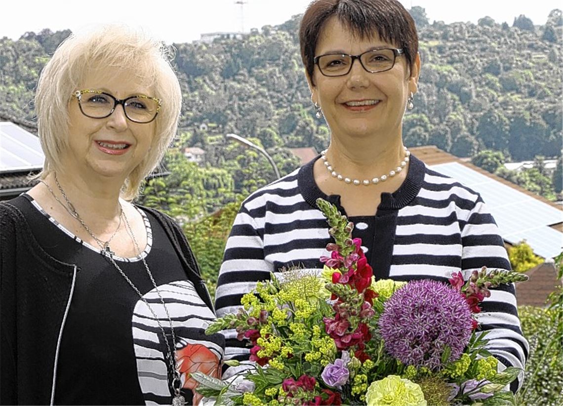 Edeltraud Barthelmes beschenkt Birgit Kiefer (re.) mit einem blühenden Dankeschön.