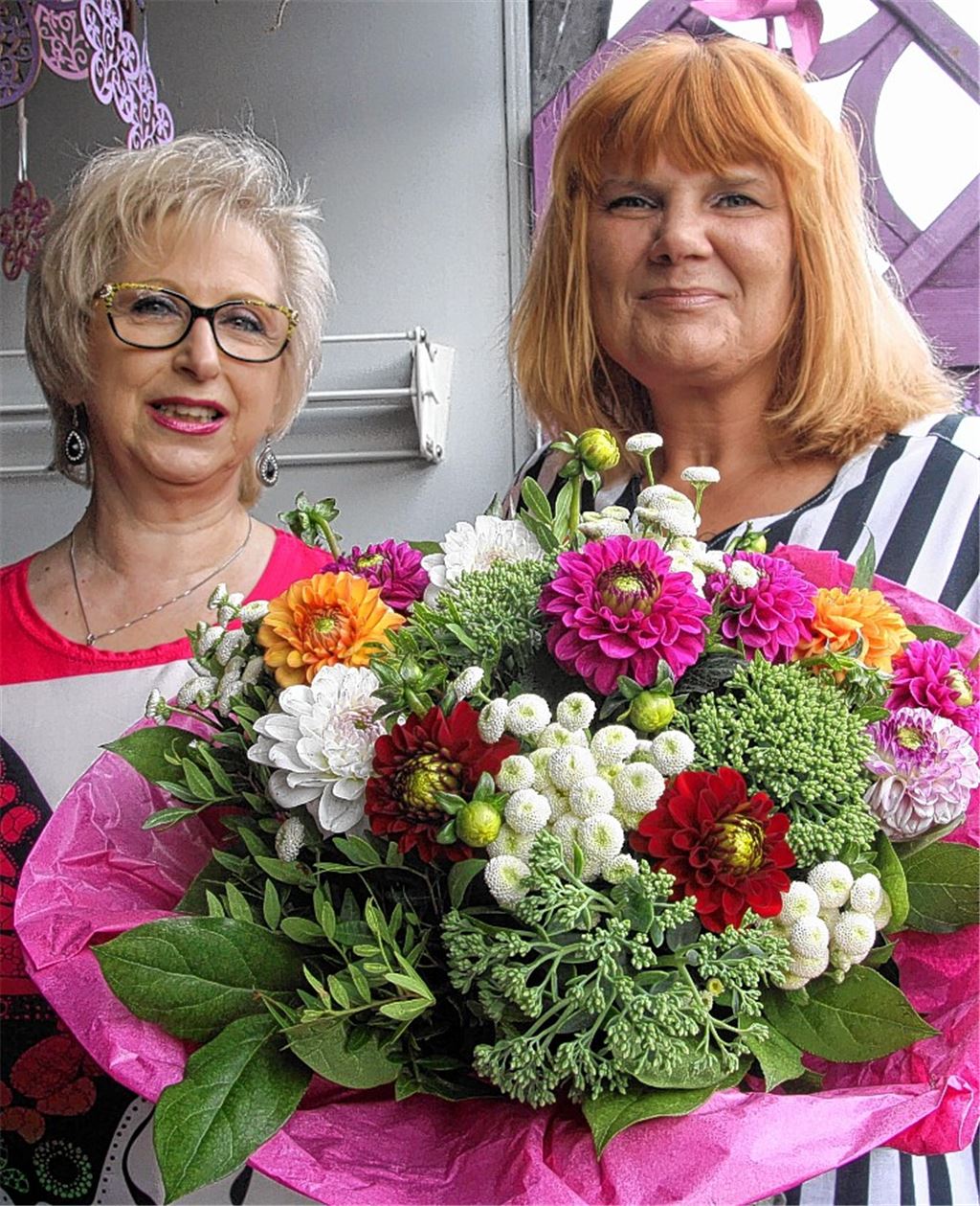 Edeltraud Barthelmes (li.) überreicht Martina Godel einen Blumenstrauß. Foto: Utzenrath