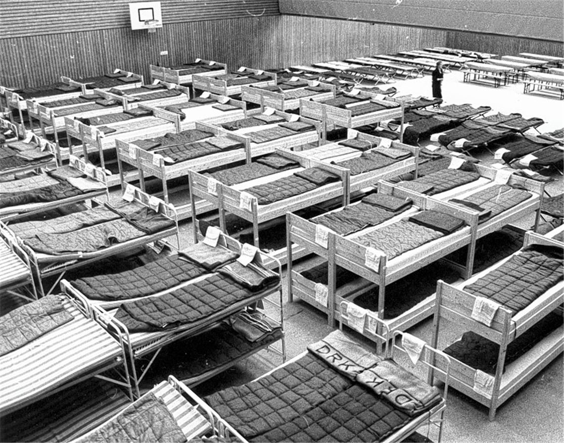 Edeltraud Barthelmes (li.) zeigt unter anderem ein Foto, das einen Ausflug der Familie im Trabi dokumentiert. Mitte: Annett Kühn zur Zeit des großen Umbruchs mit ihrer kleinen Tochter. Bild rechts: Birgit Kriebel, hier vor dem Rostocker Rathaus, hat erst in dieser Woche wieder die Stadt besucht, die sie vor ziemlich genau 25 Jahren in Richtung Westen verließ.