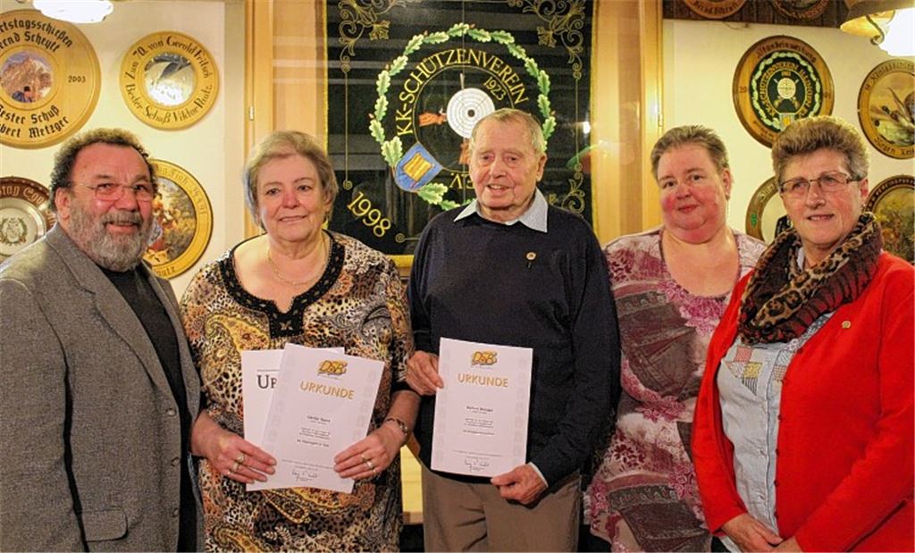 Edgar Benz (v.li.) ehrt Cäcilia Kreeb, Herbert Metzger, Marion Schach und Gisela Fischer.