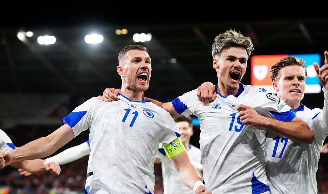 Edin Dzeko (l) ist in der bosnischen Nationalmannschaft Kapitän und Leistungsträger. (Archivbild)