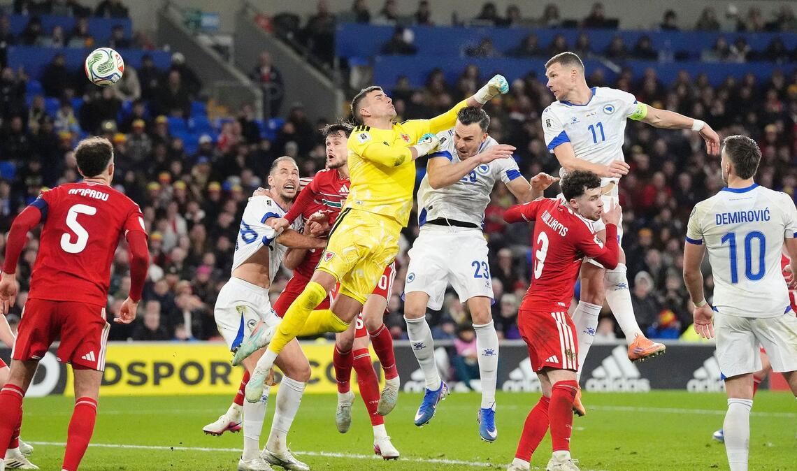 Edin Dzeko (r. oben) glich im Playoff-Halbfinale für Bosnien-Herzegowina aus. (Archivbild)