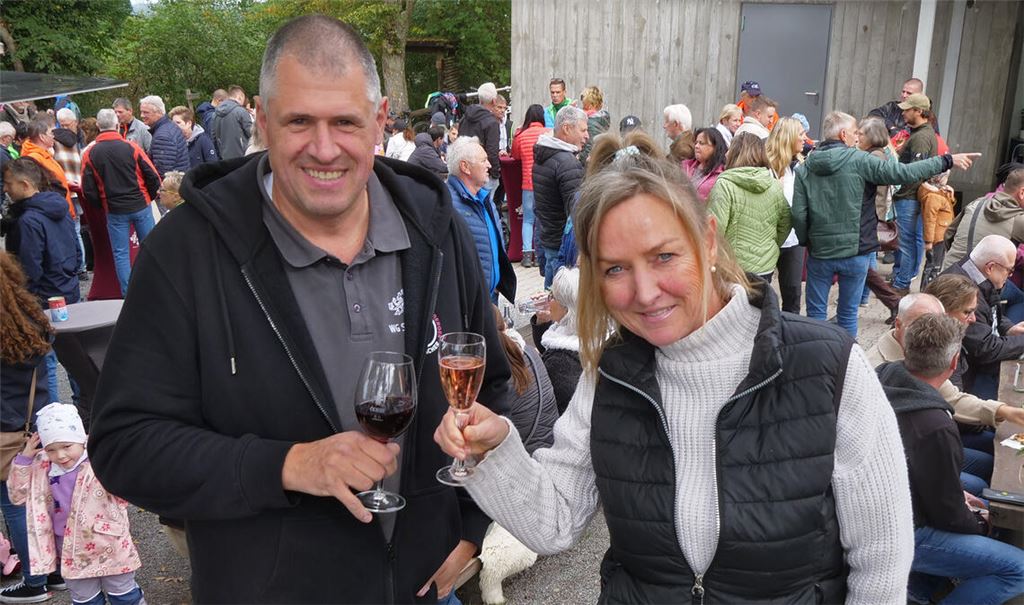 Edle Tropfen: Stefan Exner, Vorstand der WG Sternenfels, und Pächterin Elke Birkenfeld genießen die Königsweinprobe auf dem Schlossberg. Foto: Friedrich